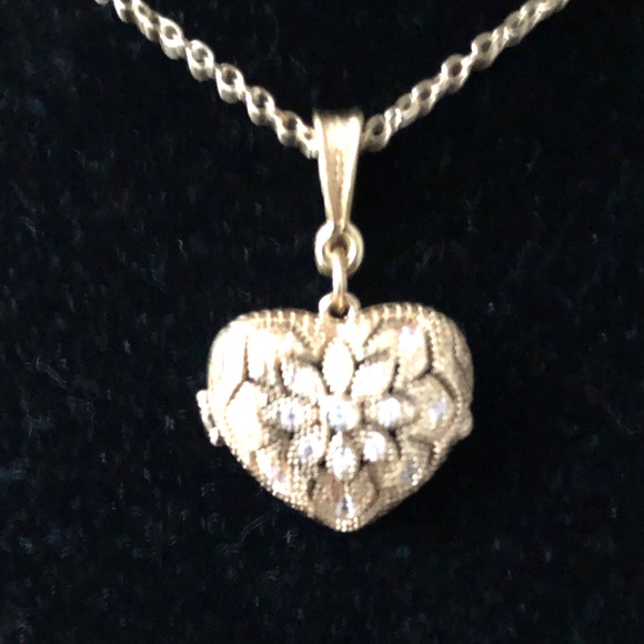 Elegant Gold Heart Locket Necklace - Picture 3 of 8